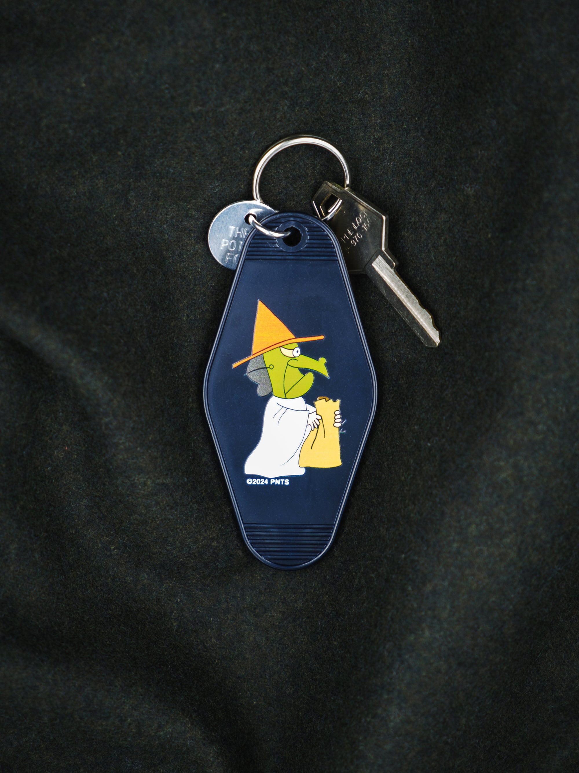 Peanuts Halloween ghost trick or treater black motel style keychain. 