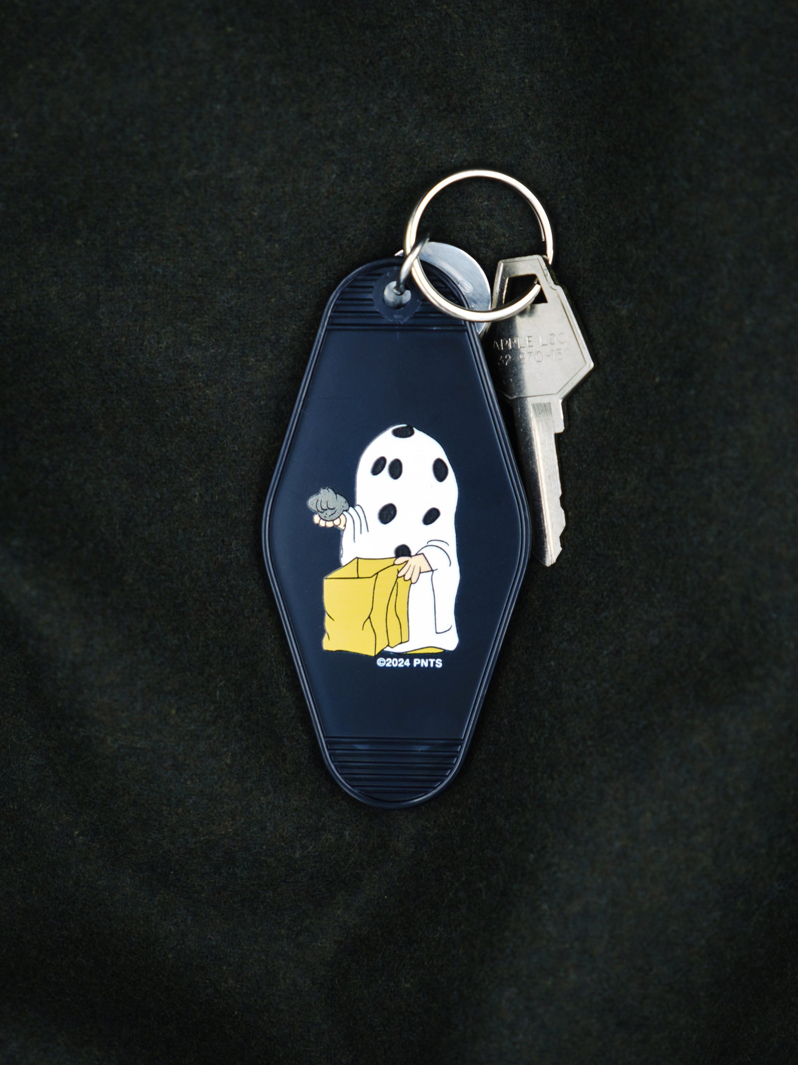 Peanuts Halloween ghost trick or treater black motel style keychain. 