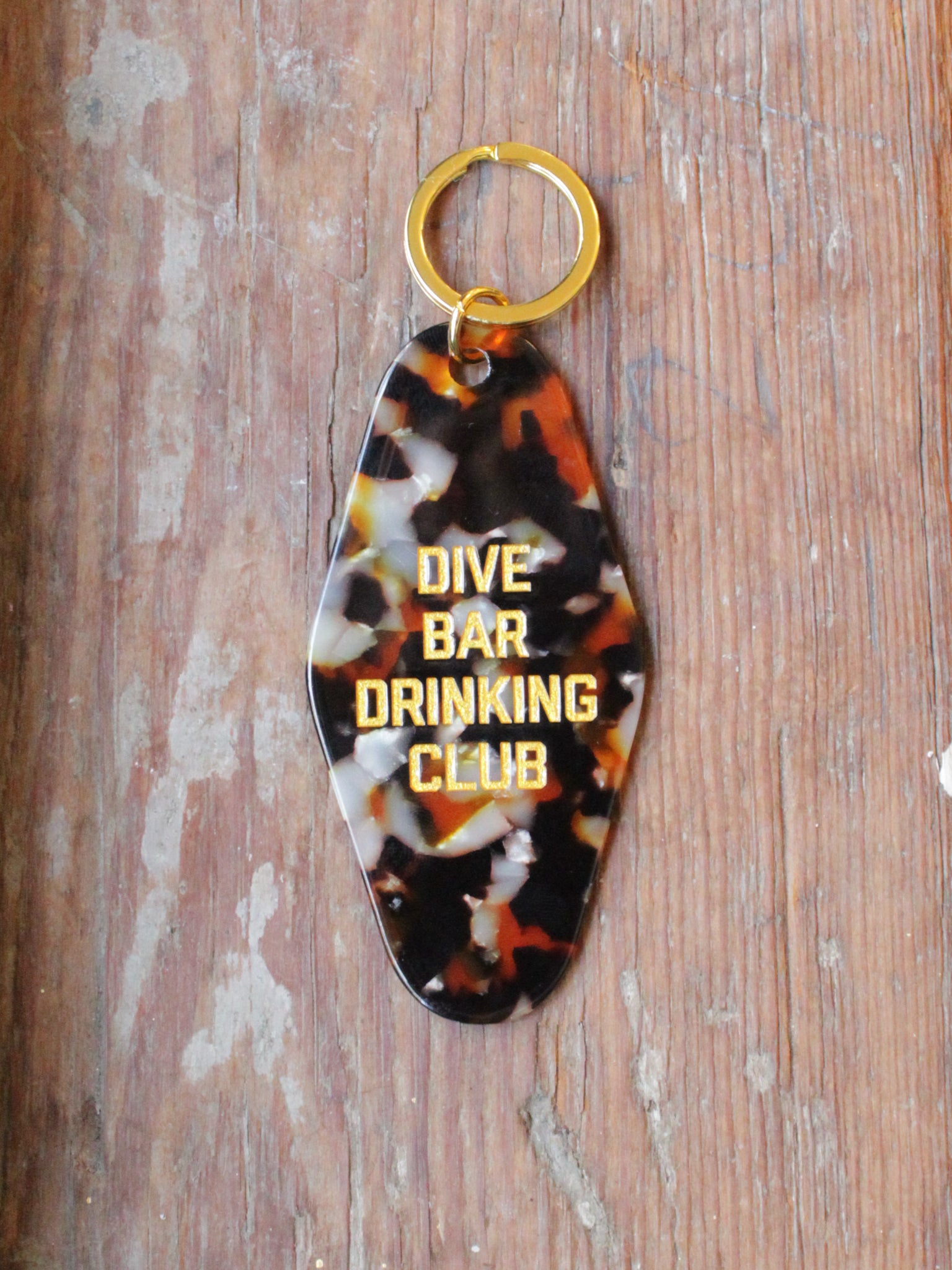 tortoise colored motel style keychain reads "dive bar drinking club"